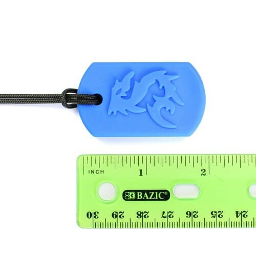 De kauwketting draag (dragons bite) is het ideale kauwsieraad voor de drakenfans. De draken kauwketting heeft een verhoogde textuur, stimulerend voor visuele en tactiele prikkels. Door de robuuste vorm zeker geschikt voor stevige kauwers.