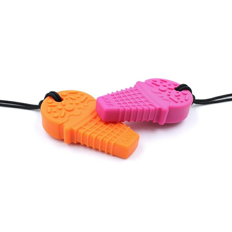 bijtketting ijsje van ark therapeutic valt goed in de smaak bij kinderen, een leuk alternatief voor kinderen die kauwen op kleding of nagelbijten.