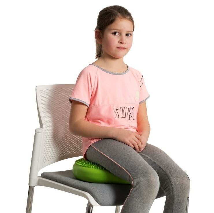 Het wiebelkussen biedt kinderen extra tactiele prikkels aan, hierdoor kunnen ze beter stilzitten en concentreren