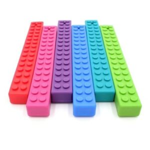 De MEGA Brick Stick ™ van ARK lijkt sterk op de originele en populaire Brick Stick lego kauwketting van ARK. Wat is het verschil? Deze MEGA-versie is veel groter