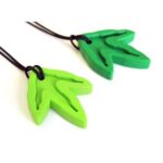 De dino-tracks bijtketting van ark therapeutic is de dino kauwketting voor de dinosaurusfans. Welk kind wil nu niet kauwen op deze dino voetsporen
