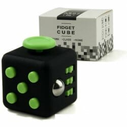 De fidget cube is een friemelkubus met veel verschillende opties. Elke zijde van de kubus daagt je uit om te friemelen. Van een joystock, tot wieltjes tot knopjes tot een wrijfplekje