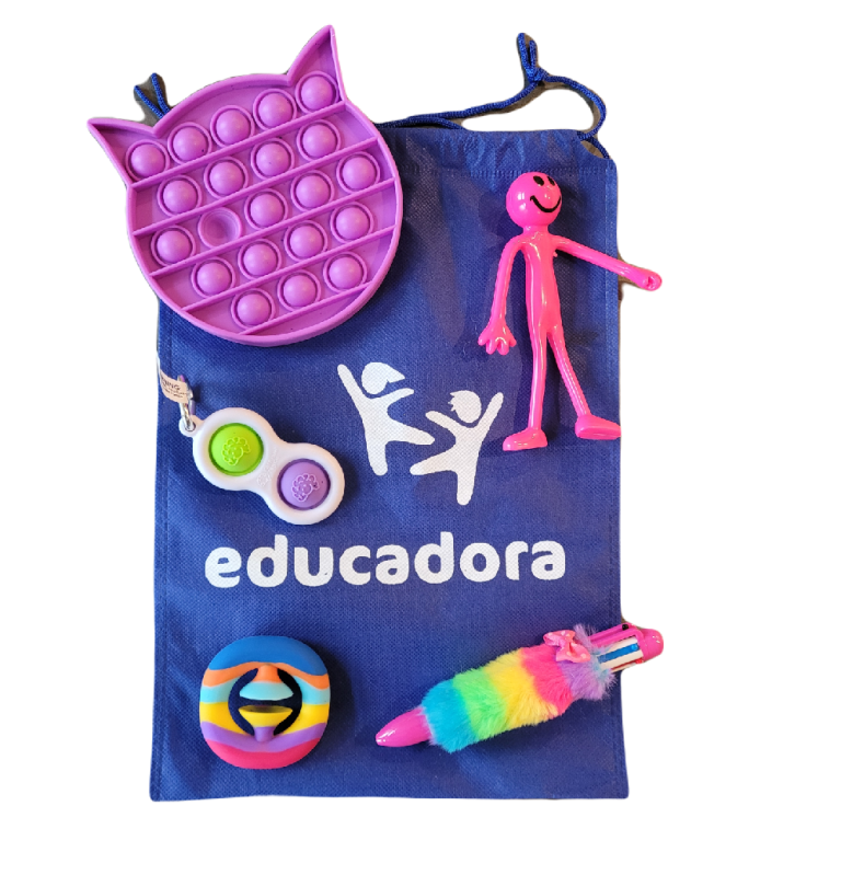 fidget toys tas gevuld met friemelspeelgoed voor een meisje.