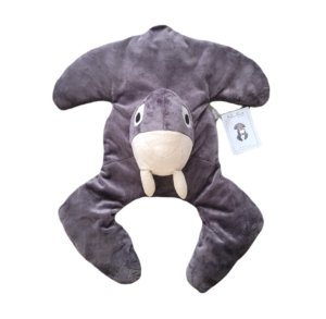 koko nora verzwaringsknuffel pilo de walrus is al snel het beste kameraadje van je kind. Hij omsluit het lichaam en voorziet je kind van diepe druk hetgeen het tot rust komen en slapen gaan ten goede komt.