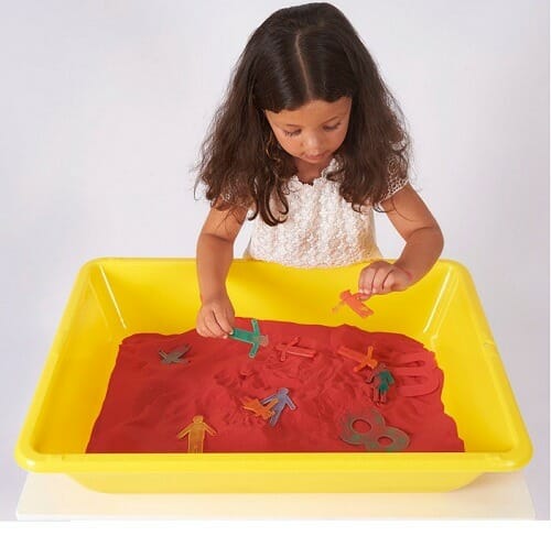 met de kunststofbak kun je je kind heerlijk laten kliederen, ideaal voor messy play of sensopathisch spel