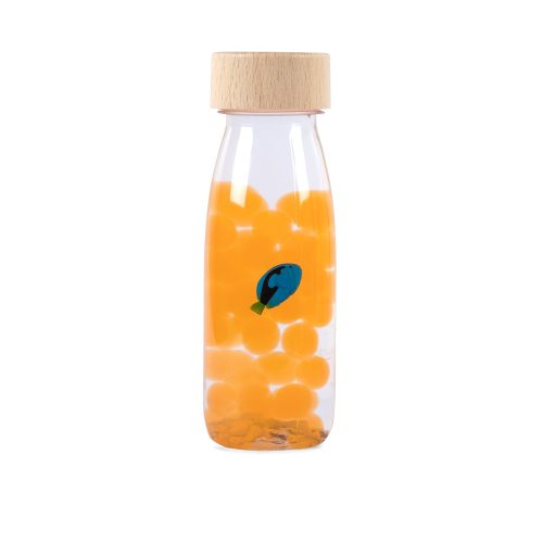De Petit Boum Sound Bottle Blauwe vis is een sensorische fles die je kind naar het mooie kleurrijke onderwaterleven brengt. De mooie oranje waterbeads en de knalblauwe vis maken het onderwater leven vrolijk en indrukwekkend. Petit Boum stimuleert onder andere de zintuiglijke en educatieve ontwikkeling van je kind. 
