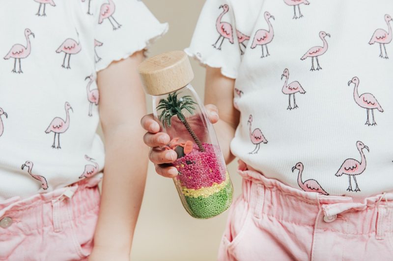 petit boum sensory bottle flamingo, betreft een sensorische fles met flamingo, het zal veel meiden aanspreken.