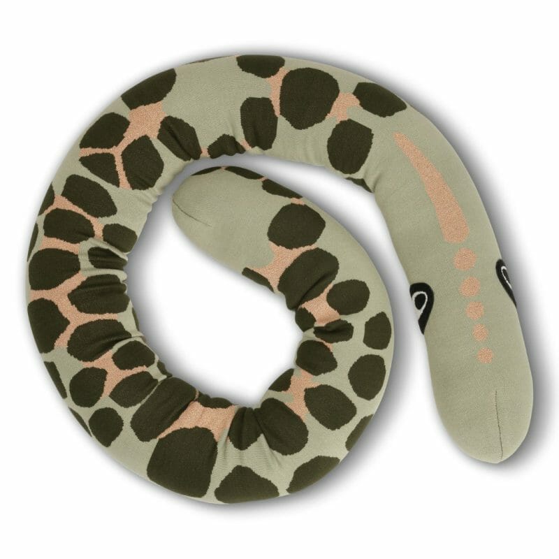 sensory snake van made by us is een zwaarte knuffel in de vorm van een slang. Door zijn grootte kan je kind zich hierin nestelen en helpt de diepe druk om lichaam en geest tot rust te laten komen.