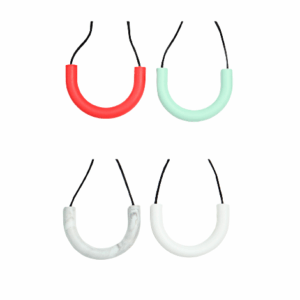 Bijtketting chewigem curve is een simpele kauwketting in de vorm van een gebogen buis met een koord er doorheen. Hij voelt glad aan. Deze gebogen hanger is geschikt voor volwassenen en kinderen met kauwbehoefte. Het kauwen op een kauwsieraad helpt bij het verwerken van prikkels en is een veilig alternatief voor kinderen en volwassenen die bijten op nagels of kleding.