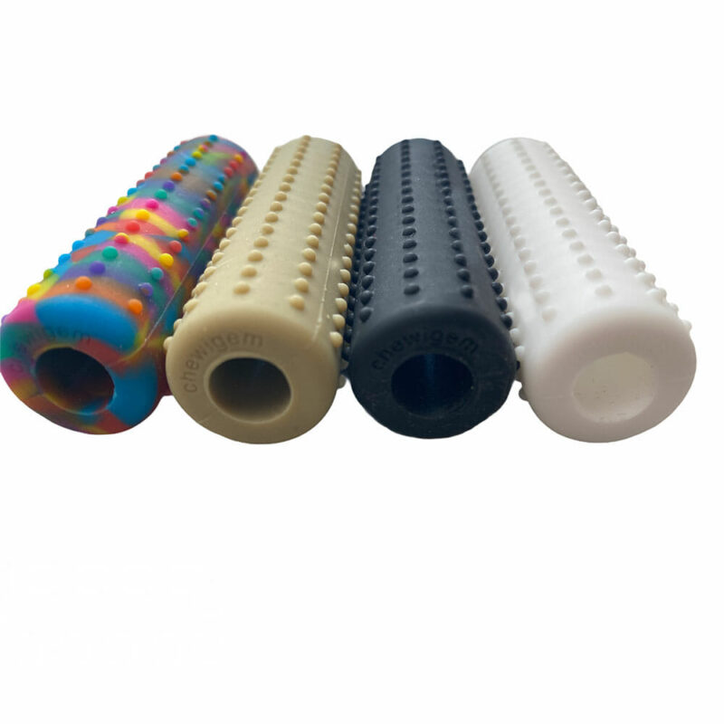 chewigem kauwsieraad chubes is een veelzijdige kauwketting van chewigem. Gebruik hem als potloodtopper, potloodgrip, bevestig aan hoody of gebruik hem als bijtketting.