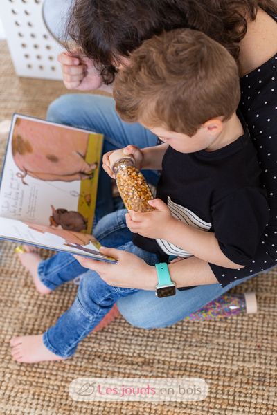 Petit boum spy bottle boerderij laat je kind kennismaken met het boerderijleven. De fles is gevuld met mais en boerderijdieren.