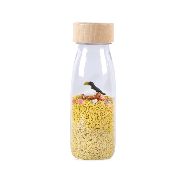 De Petit Boum Sound Bottle Toekan is een sensorische fles die je kind naar tropische oorden brengt. De mooie gele tropische tinten en de toekan laten je kind kennismaken met een tropische omgeving. 