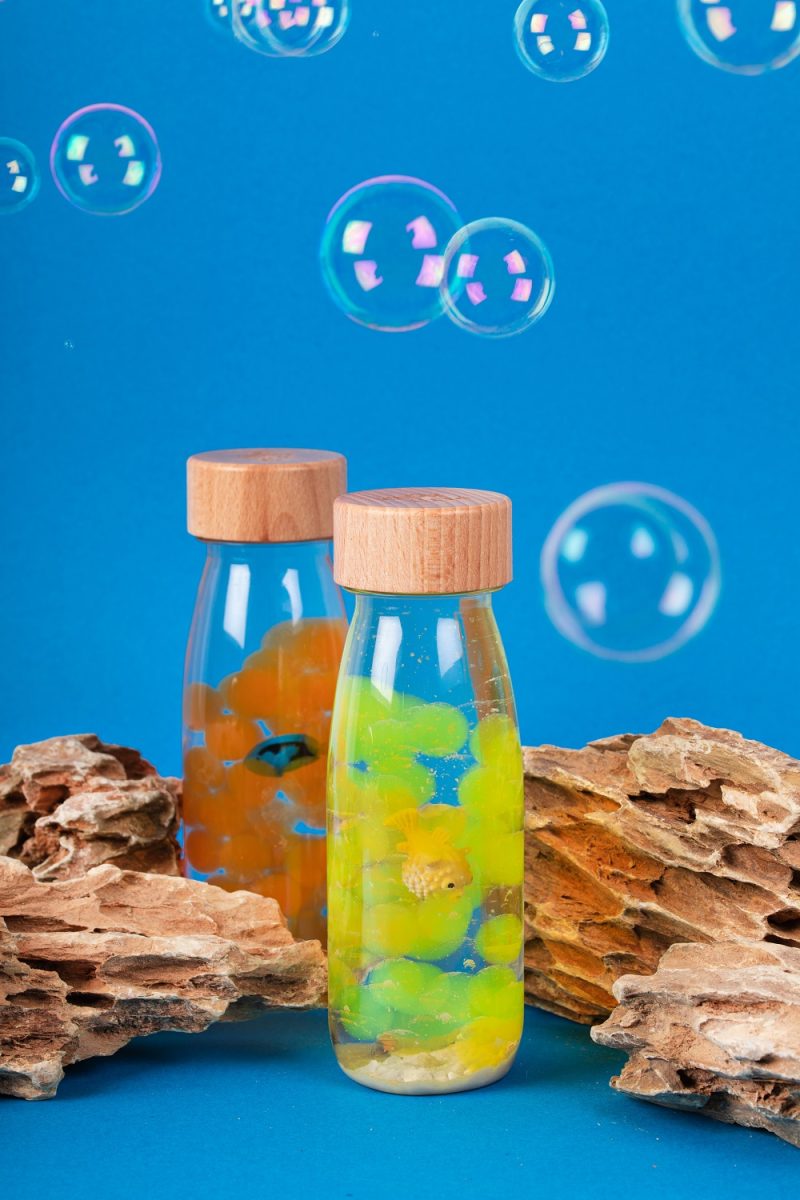 petit boum sound bottle vis is een sensorische fles gevuld met waterbeads en met een kleurrijke vis. Het kijken is een rustgevende activiteit voor gevoelige kinderen.