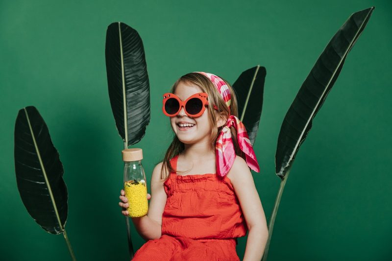 Sensorische fles toekan van petit boum helpt kinderen ontdekken en ontprikkelen.