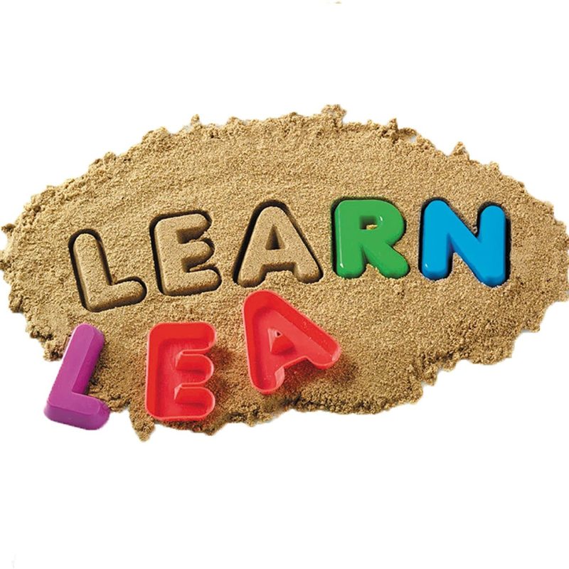 Zandvormen in hoofdletters, ideaal om te gebruiken in combinatie met speelzand. Een leuke manier om de letters te introduceren bij je kind.