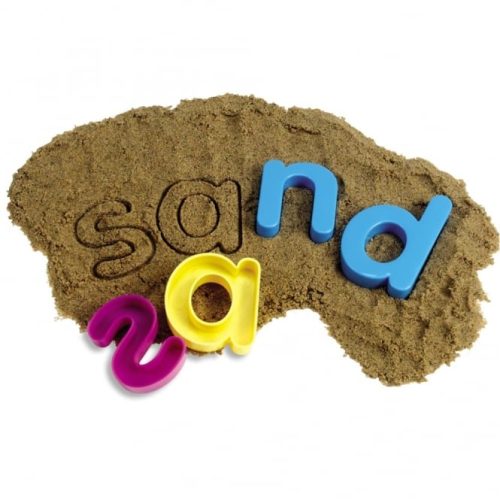 Deze zandvormpjes met letters maken spelen op het strand en in de zandbak een leuke, fysieke oefening in het herkennen van letters, spelling en vroeg lezen.