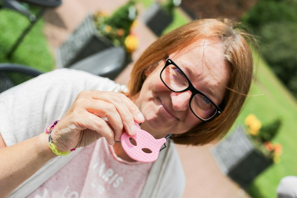 kauwbehoefte bij dementie, je kent het wel kauwen op kleding, potloden en andere materialen, het helpt dementerende ouderen om prikkels te verwerken en zorgt voor afname van spanning en onrust.