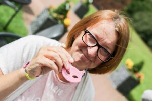 kauwbehoefte bij dementie, je kent het wel kauwen op kleding, potloden en andere materialen, het helpt dementerende ouderen om prikkels te verwerken en zorgt voor afname van spanning en onrust.