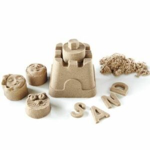 Kinetisch zand is heerlijk om te voelen, te kneden en mee te bouwen. Het kleeft niet aan de handen en droogt niet uit. Het spelen met kinetic sand stimuleert de fijne motoriek en is heerlijk in te zetten als sensopathisch spel om te ontspannen van een prikkelvolle dag.