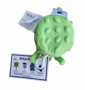 De Senseez Attachables is een vibrerende fidget in zakformaat met trekkoord. Hij is gemaakt van een zachte stof in dierenpatroon (keuze uit schildpad, koe of octopus) en is comfortabel en gemakkelijk vast te houden. Gebruik deze fidget om intense en gerichte sensorische input toe te passen of als een leuk friemeltje.