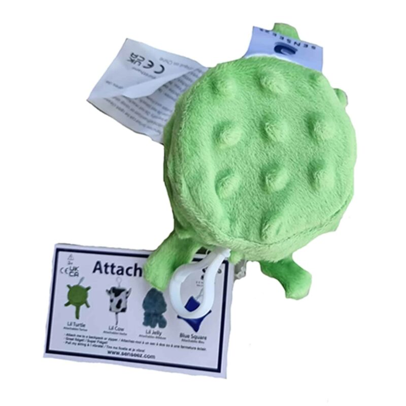 De Senseez Attachables is een vibrerende fidget in zakformaat met trekkoord. Hij is gemaakt van een zachte stof in dierenpatroon (keuze uit schildpad, koe of octopus) en is comfortabel en gemakkelijk vast te houden. Gebruik deze fidget om intense en gerichte sensorische input toe te passen of als een leuk friemeltje.