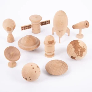 Houten ruimtefiguren set van 10 stuks, ideaal voor themaspel.