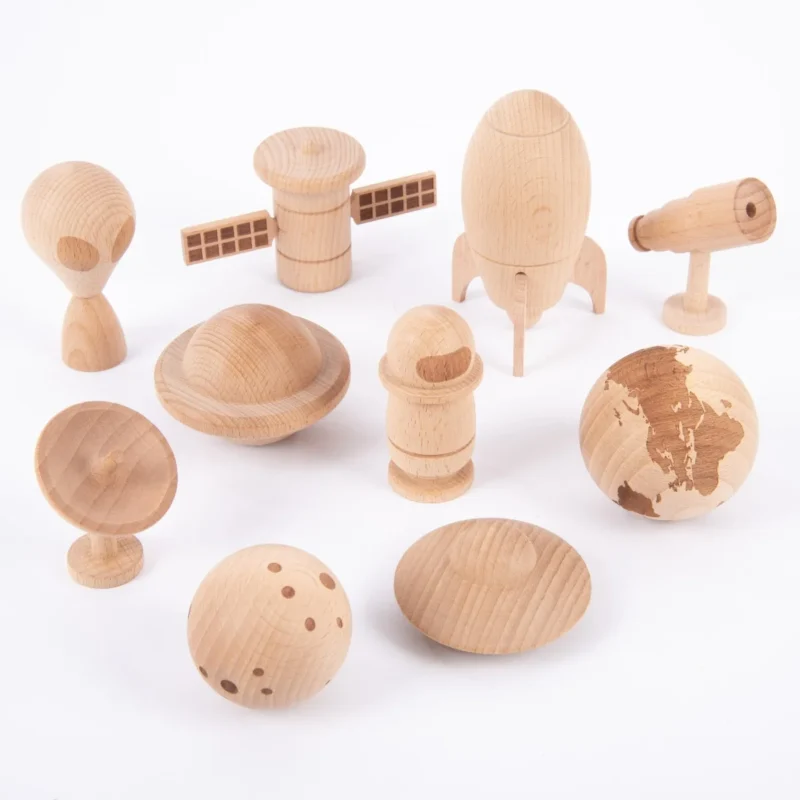 Houten ruimtefiguren set van 10 stuks, ideaal voor themaspel.