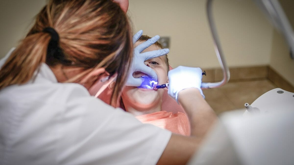Hoe bereid je je kind met autisme of jezelf voor op een bezoek aan de tandarts om overprikkeling te voorkomen.