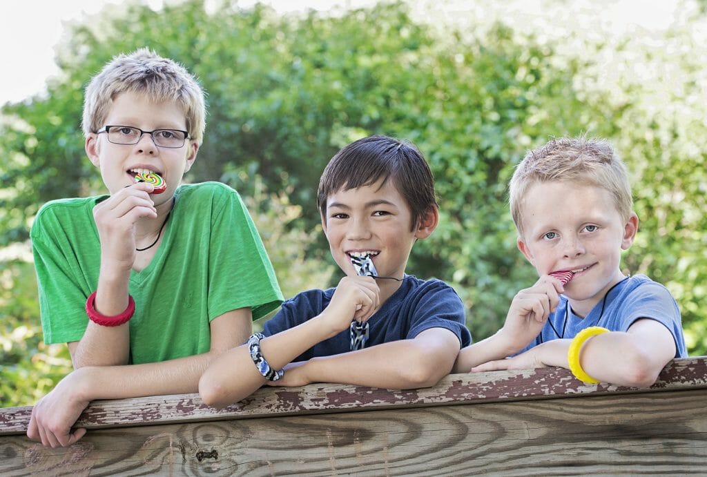 Het kiezen van een bijtketting voor je kind kan een ontmoedigende taak zijn. Er zijn immers zoveel verschillende kauwsieraden beschikbaar! Ze zijn er in verschillende vormen, verschillende texturen, verschillende sterktes en verschillende kleuren. In dit blog hopen we je op weg te helpen en te leren welke kauwketting het beste is voor jouw kind.