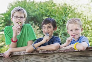 Het kiezen van een bijtketting voor je kind kan een ontmoedigende taak zijn. Er zijn immers zoveel verschillende kauwsieraden beschikbaar! Ze zijn er in verschillende vormen, verschillende texturen, verschillende sterktes en verschillende kleuren. In dit blog hopen we je op weg te helpen en te leren welke kauwketting het beste is voor jouw kind.