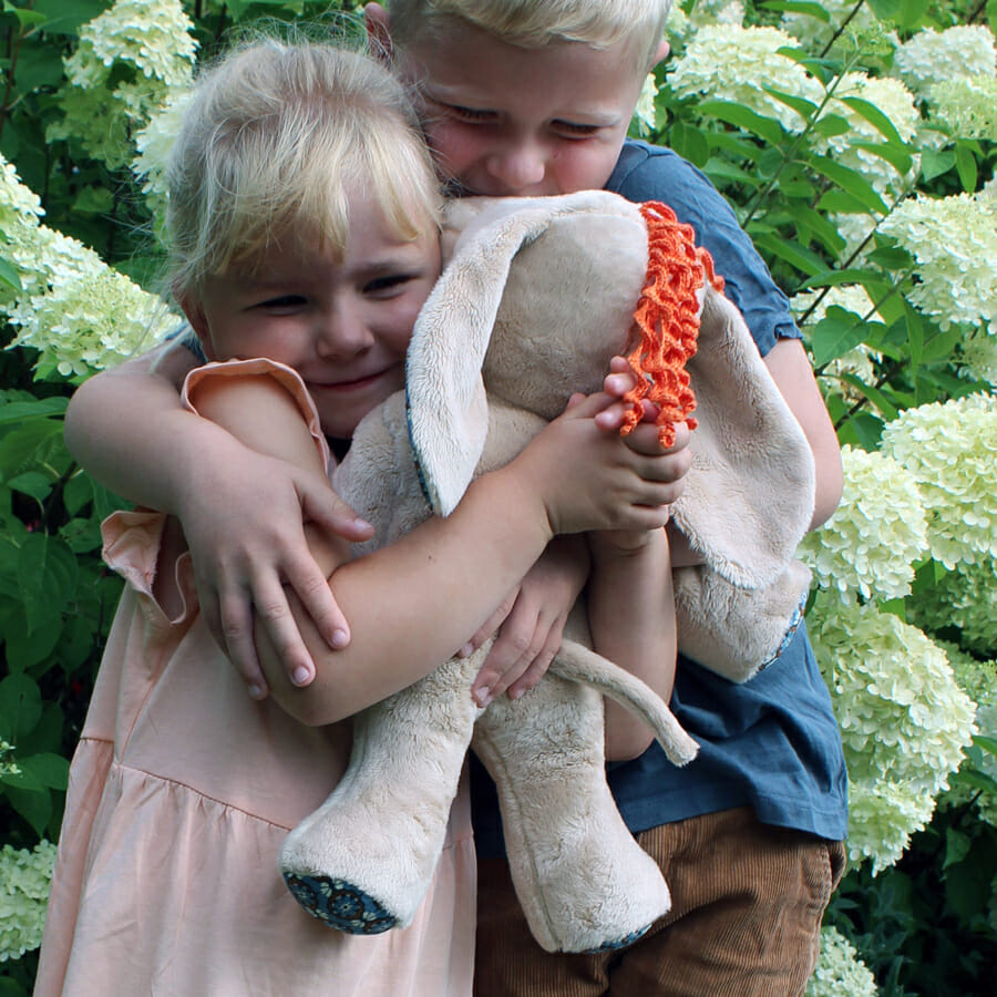 Een verzwaarde knuffel, ook wel verzwaringsknuffel genoemd zorgt voor een kalmerend effect op lichaam en geest en geeft een geborgen-en veilig gevoel.