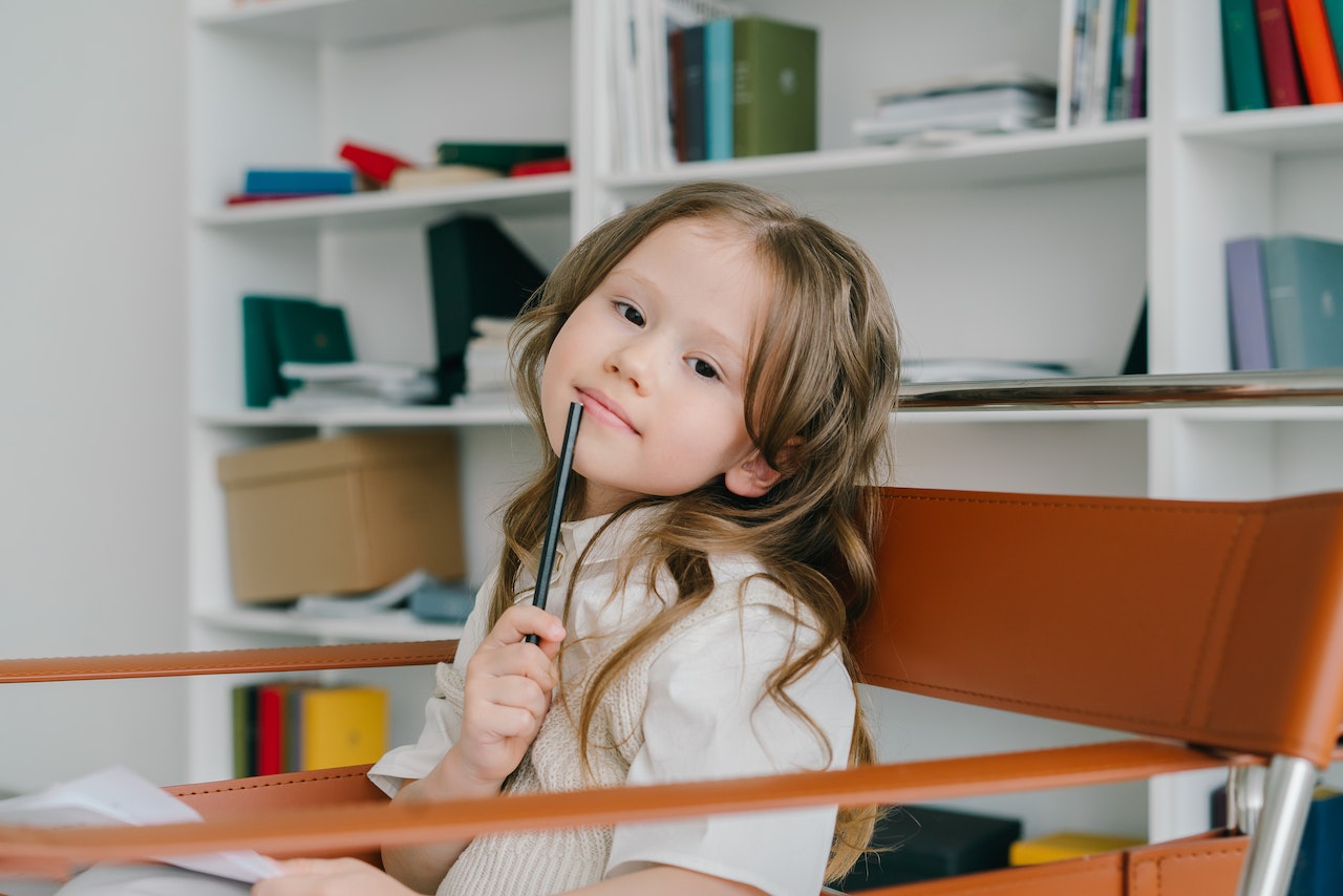 Pourquoi certains enfants ont besoin de mâcher/mordre