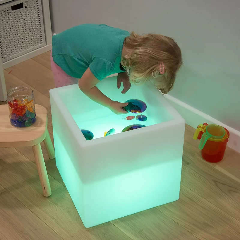 Creëer een betoverende omgeving waarin kinderen kunnen experimenteren met licht en water, en laat ze hun eigen wereld van ontdekkingen bouwen. Met zijn veelzijdigheid en educatieve waarde is onze Sensory Mood Play Cube een must-have voor elke speelruimte.