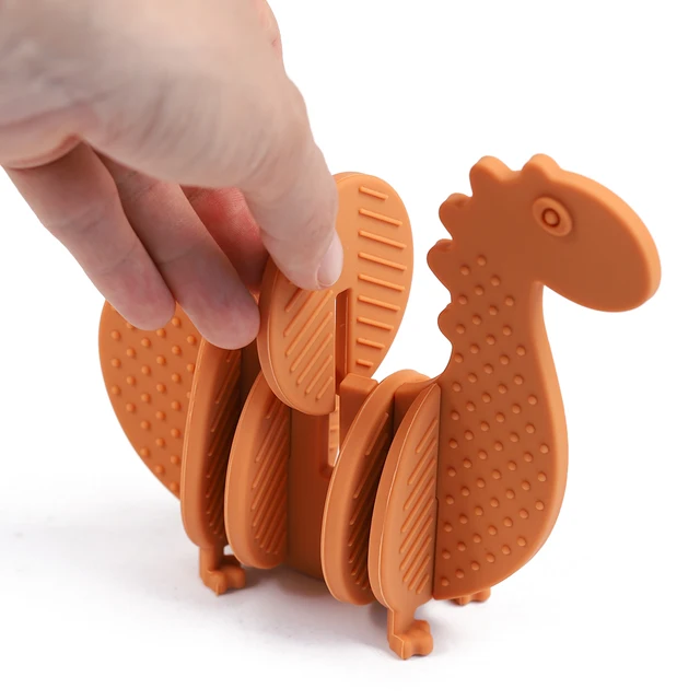 Deze dino is perfect speelgoed voor jouw kleine avonturier. Hij is veilig om op te sabbelen / kauwen en de textuur zorgt voor extra tactiele prikkels