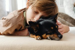 Hoe bereid je als ouder je gevoelige kind voor op de zomertijd? Lees onze prraktische tips voor een goede slaaproutine