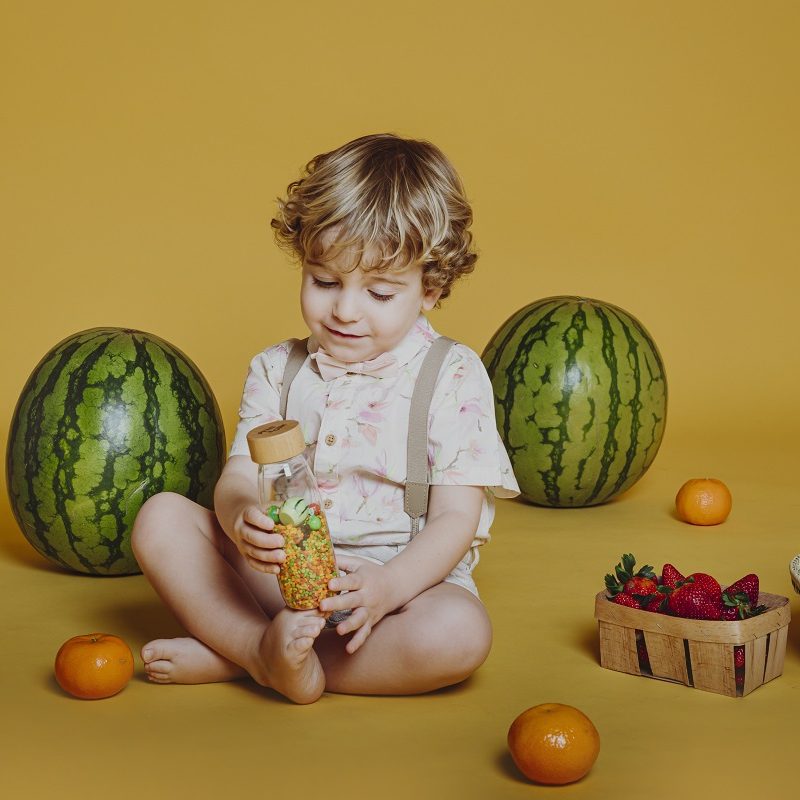 Duik in de wondere wereld van fruitig plezier met de Petit Boum Learning Bottle serie! Laat je kleintjes al spelend ontdekken en leren met onze sensorische flessen, speciaal ontworpen om hun nieuwsgierigheid te prikkelen.