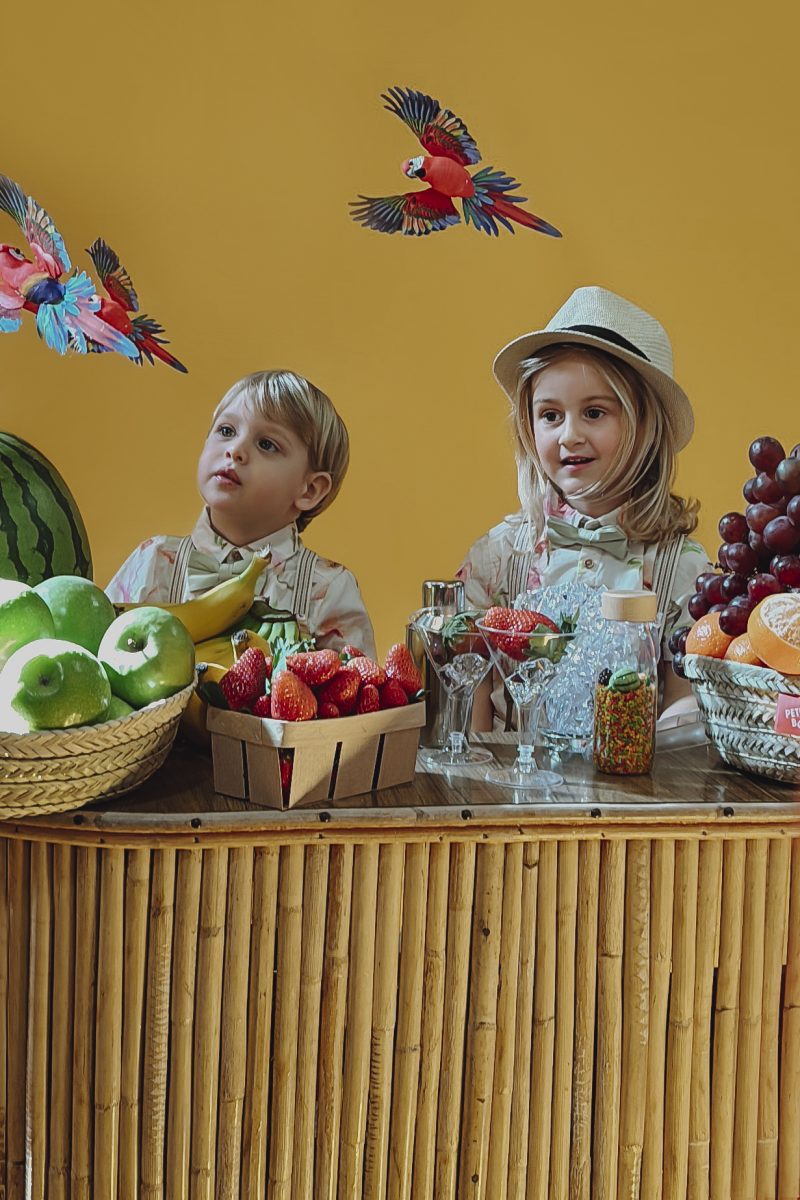 Met onze kleurrijke sensorische fles leren kinderen spelenderwijs over fruit. Van sappige mandarijnen tot knapperige appels, en van zoete aardbeien tot smakelijke bananen - laat ze kennismaken met een fruitige parade van vormen, kleuren en texturen!