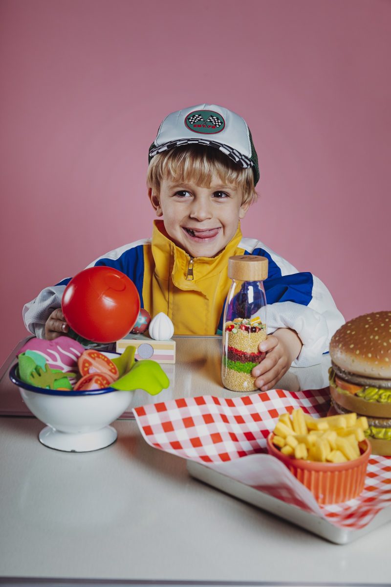 petit boum learning bottle mac daagt kinderen uit tot ontdekken en leren over fastfood eten