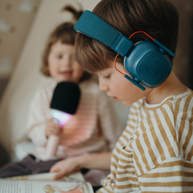 Onze ruisonderdrukkende hoofdtelefoon is speciaal ontworpen om uw kinderen optimale gehoorbescherming te bieden in lawaaierige omgevingen en verlaagt luide tonen tot 25 dB. Dankzij de ruisonderdrukkingstechnologie garandeert deze hoofdtelefoon een veilige en comfortabele luisterervaring