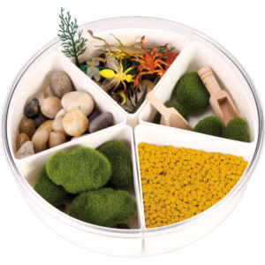 Deze zintuiglijke bak biedt een perfecte balans tussen leren en spelen. Of het nu thuis is of in de klas, kinderen kunnen genieten van urenlang plezier terwijl ze hun zintuigen verkennen. De georganiseerde opzet maakt het gemakkelijk om materialen op te bergen en te sorteren, wat bijdraagt aan een opgeruimde speelomgeving.