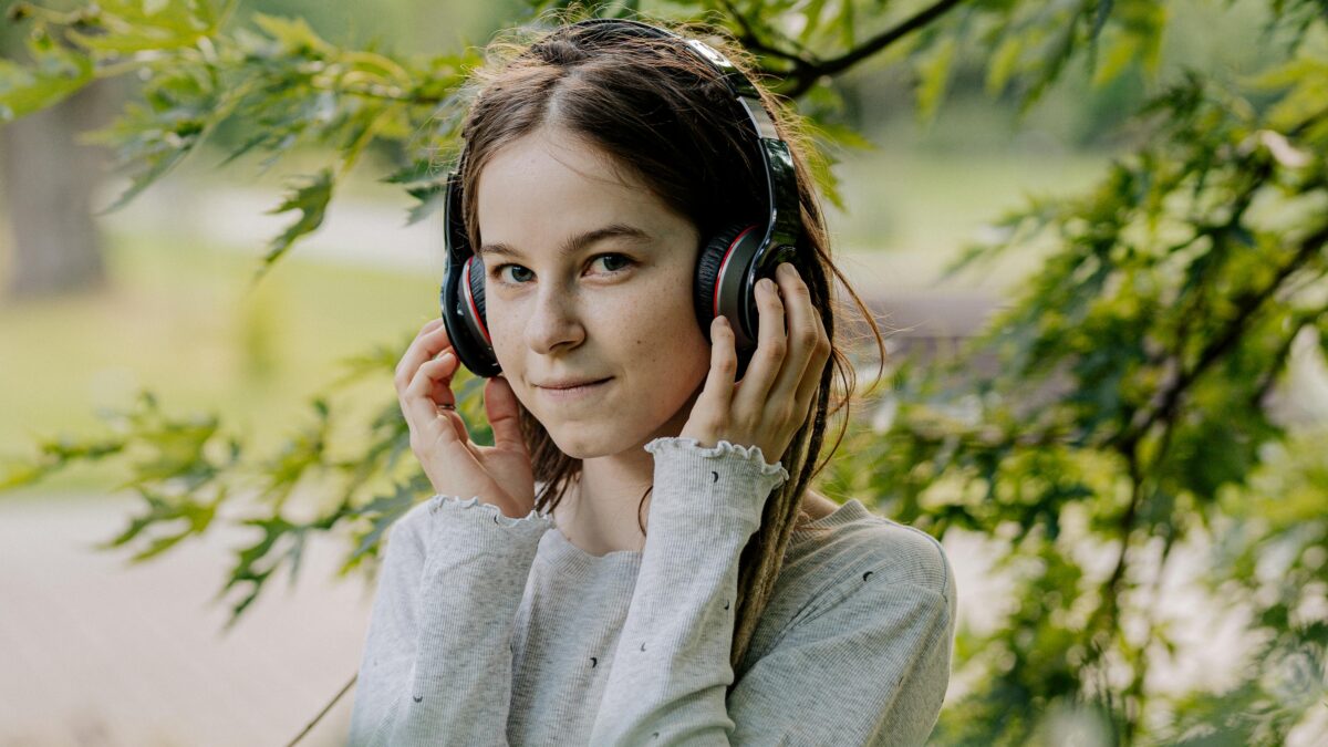 Geluidsgevoeligheid is vaak een groot probleem voor mensen met sensorische uitdagingen. Velen proberen hoofdtelefoons te gebruiken die de wereld buitensluiten, zodat ze in staat zijn de controle te behouden, zich te concentreren of te focussen. Onze wereld is zonder twijfel lawaaieriger geworden dan in de oertijd, en onze oren hebben tegenwoordig veel meer te verwerken.