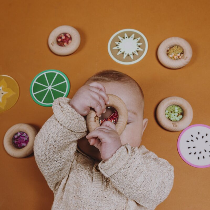 Petit boum Donut is een rammelaar en bijtring in een. Ideaal houten speelgoed om je kindje zintuiglijk te stimuleren.