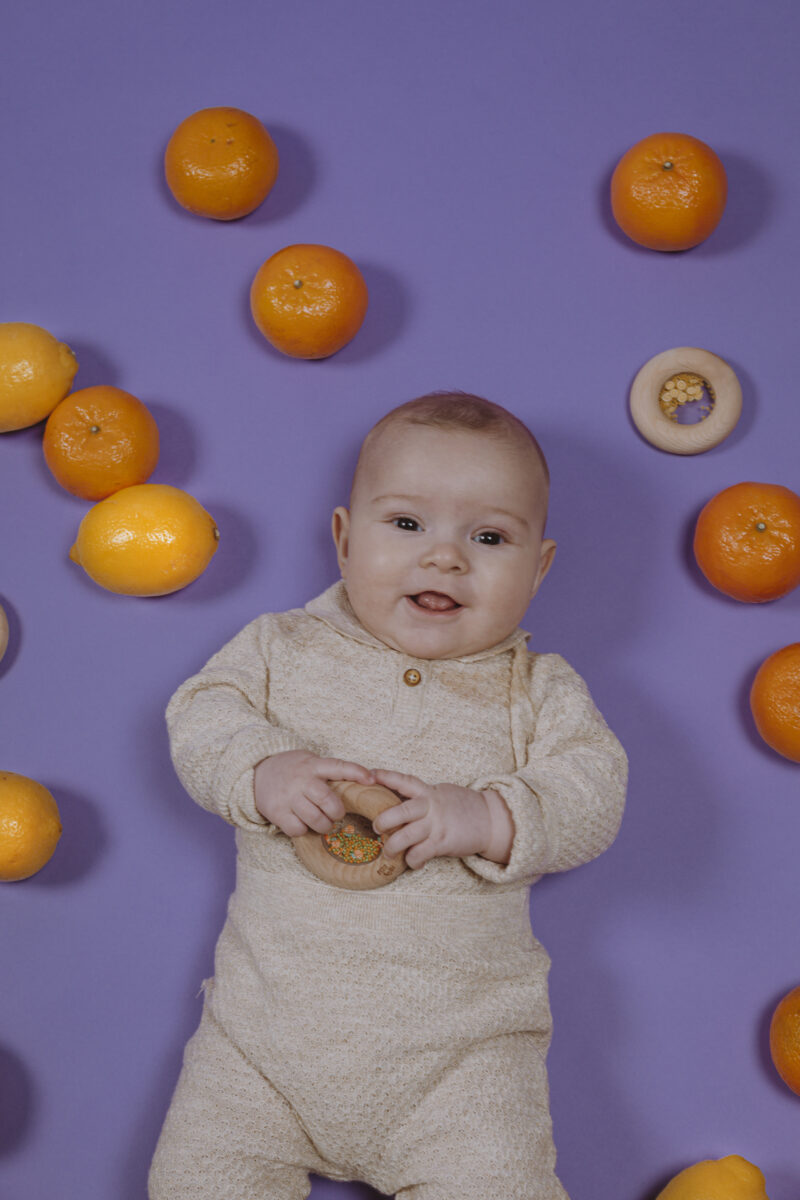 Maak kennis met de petit boum houten sensorische donuts. Ideaal om te verkennen zowel visueel als auditief en is bestand tegen bijten.