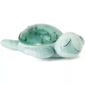 cloudb schildpad projector is een zachte knuffel die je kindje met zacht licht, muziek en projectie rust biedt bij het slapen gaan