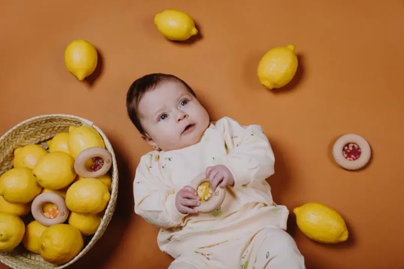 De donut limoen van petit boum is niet alleen een feest voor het oog, maar ook ideaal voor kleine handjes om comfortabel vast te houden en mee te spelen. De kleurrijke vormen van fruit en groenten binnenin maken elke schudbeweging extra leuk