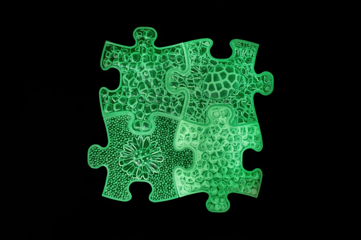Maak kennis met de MUFFIK-set van glow-in-the-dark orthopedische mini-matten, die elke kinderkamer omtoveren tot een magische wereld vol ontdekking en plezier!