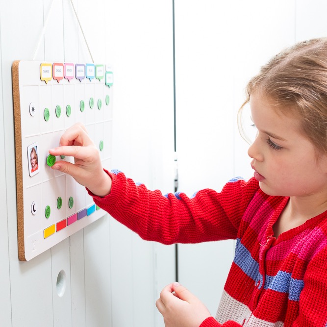 Weekpeek is een weekplanner voor 1 of meer kinderen die je naar eigen behoefte kan vullen. Kies zelf de indeling van het bord, de kleuren van de dag en de gewenste illustraties.