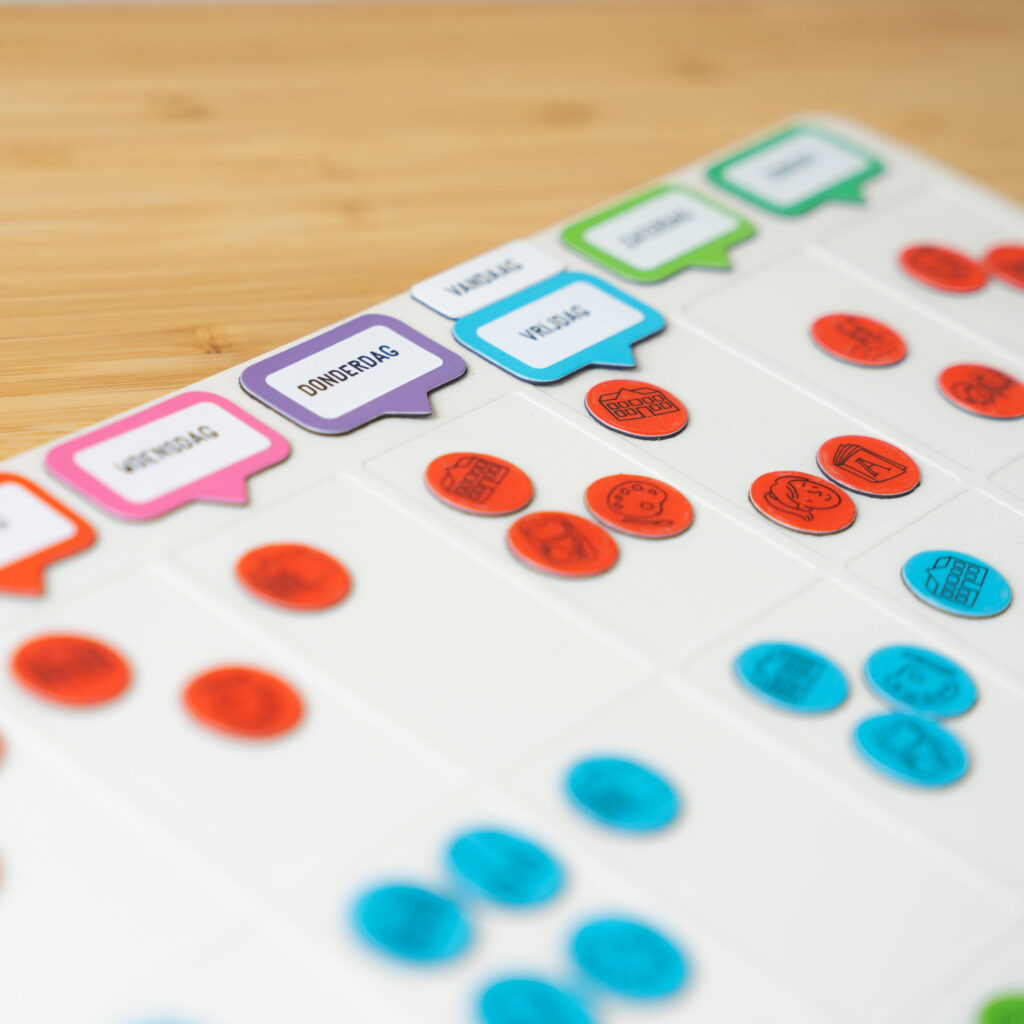 Week-planning met magneten om je kinderen zicht te geven op de weekplanning