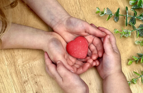 Op zoek naar het perfecte Valentijnsdag cadeau voor kinderen? Verrijk hun dag met vrolijke en betekenisvolle geschenken! Kies voor de Kauwketting Miller Heart, ideaal voor zintuiglijke stimulatie, of geef ze de Needoh Hartjes voor ontspannend knijpplezier.