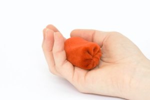 de mini stressbal van smakompisar voelt zacht en warm en is rustgevend om bij je te dragen